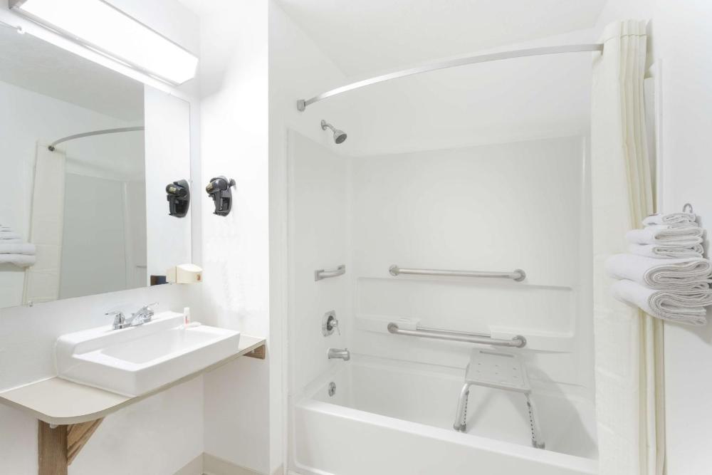 Queen Room - Disability Access/Non-Smoking interior