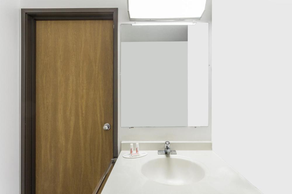 Deluxe Queen Room - Non-Smoking interior