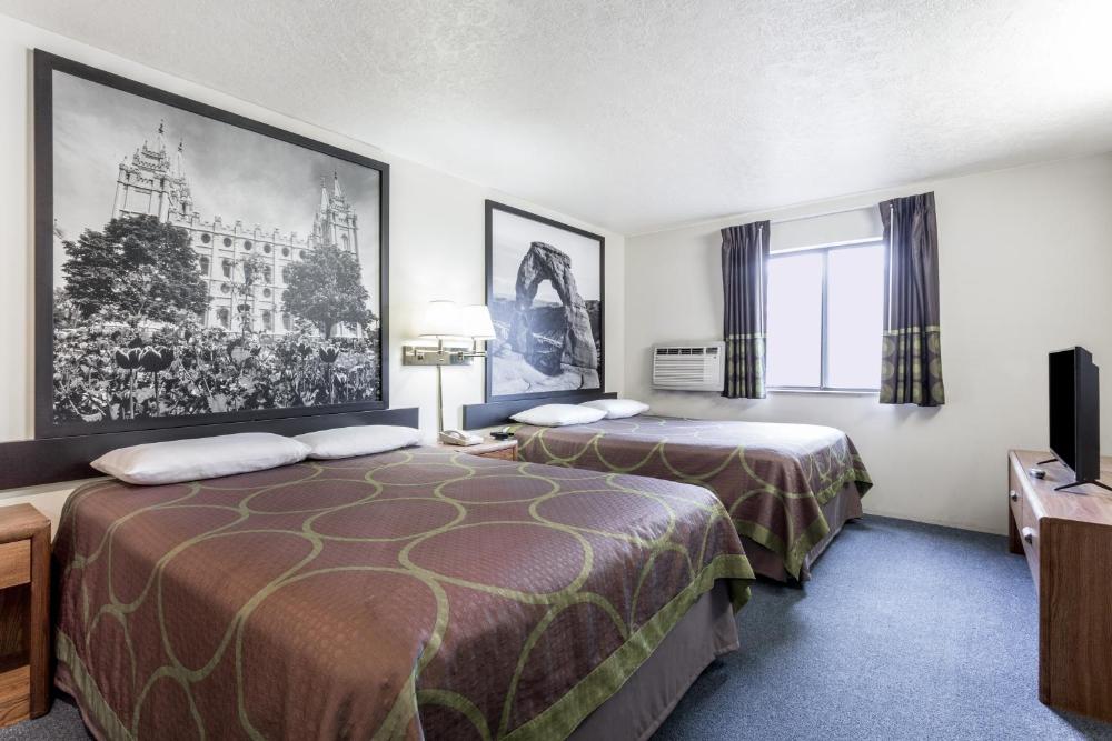 Queen Room with Two Queen Beds - Non-Smoking interior