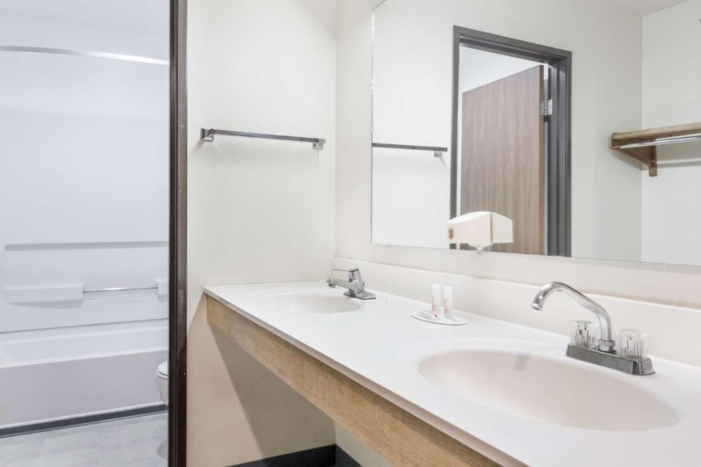 Studio Suite with 3 Queen Beds, Non-Smoking interior